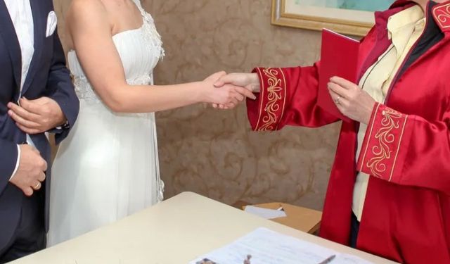 Nikah ile düğün tarihi uyuşmayan çiftlerden yeni moda!