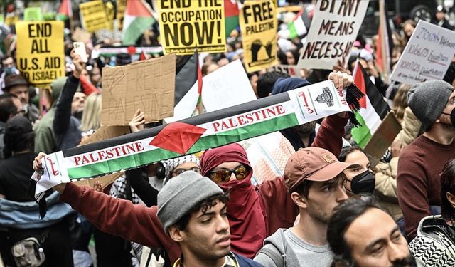 New York'ta göstericiler, İsrail'e destek veren Temsilciler Meclisi üyesinin ofisini bastı