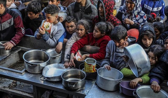 Gazze'de açlık: Filistinli baba çocuklarını doyurmak için her yolu deniyor