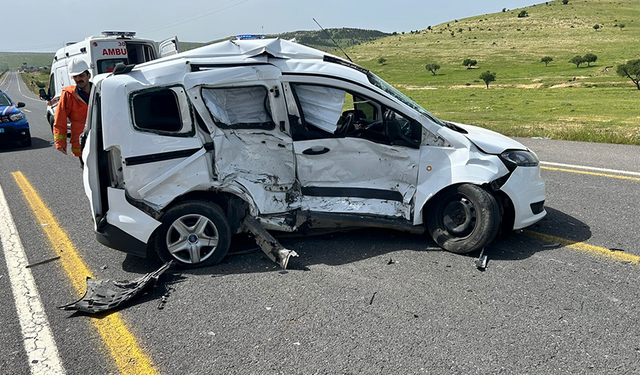 Panelvan ile hafif ticari araç çarpıştı: 11 yaralı