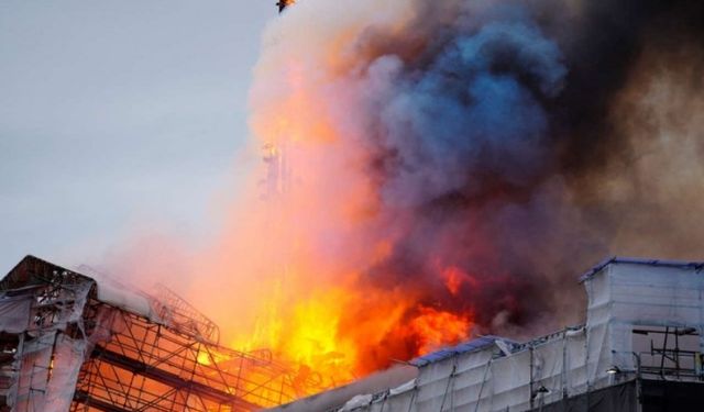 Danimarka'daki eski borsa binasında yangın! Binanın üzerindeki kule çöktü