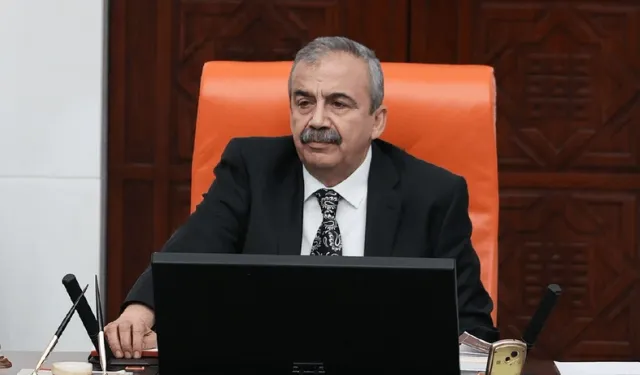 Sırrı Süreyya Önder Meclis oturumunu yönetirken rahatsızlandı!