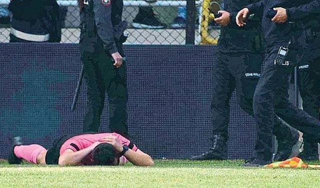 İzmir'de korkunç olay! Yaralanan hakem maça devam etti