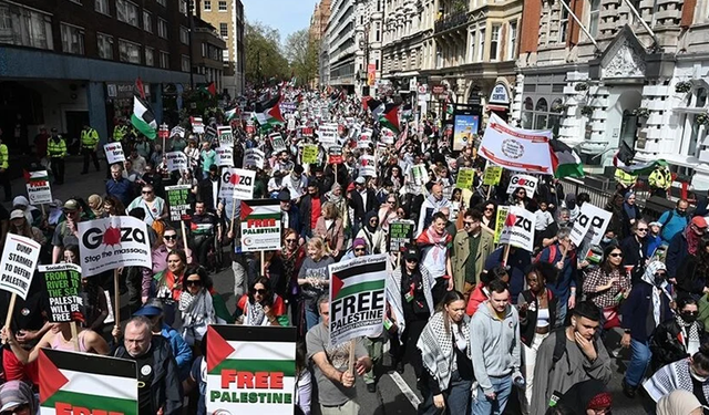 İngiltere'nin İsrail'e silah satışını protesto eden binlerce kişi Londra'da yürüdü