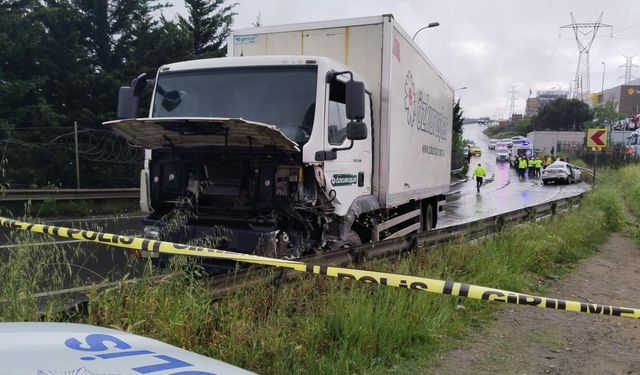 İstanbul'da kamyon ile otomobil çarpıştı: 2 ölü, 4 yaralı