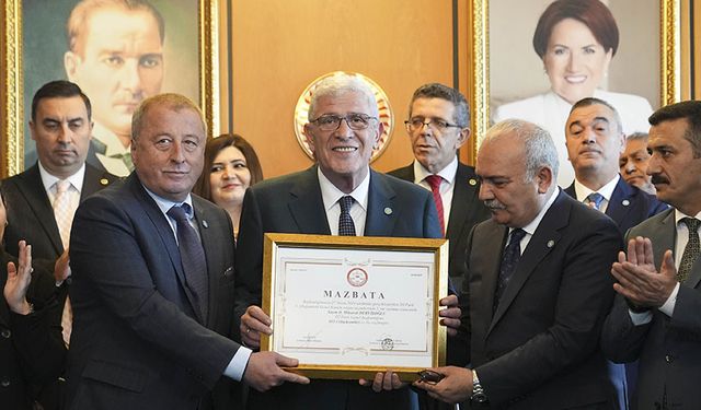 İYİ Parti'nin yeni genel başkanı Müsavat Dervişoğlu mazbatasını aldı