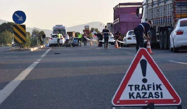 İzmir'de kamyonet ile motosiklet çarpıştı! 2 kişi hayatını kaybetti