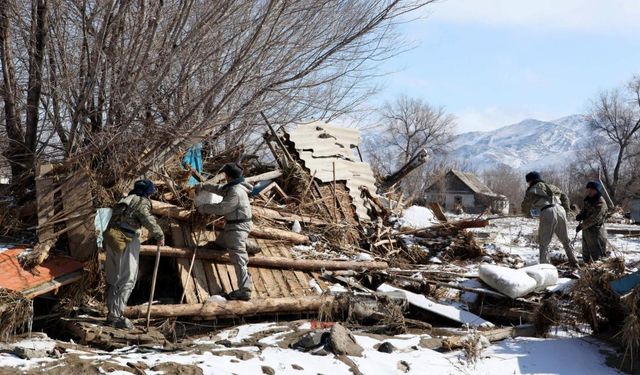 Kazakistan'da taşkın meydana geldi: 1500 ev su altında kaldı