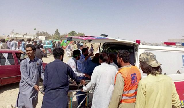 Pakistan'da otobüs kazasında 17 kişi öldü, 16 kişi yaralandı
