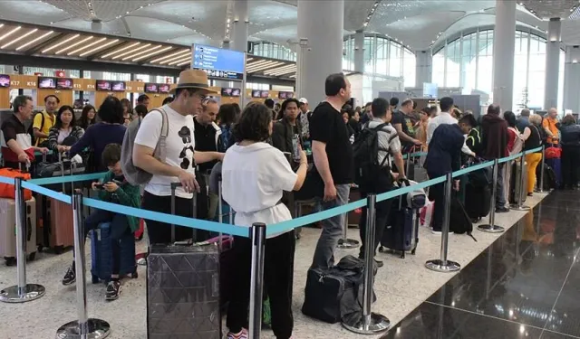 Bayram tatili yoğunluğu başladı! İstanbul'daki havalimanları doldu taştı