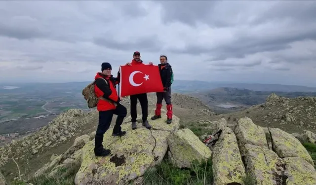 Kırşehirli dağcılar, 1612 metre yükseklikte Türk bayrağı açtı