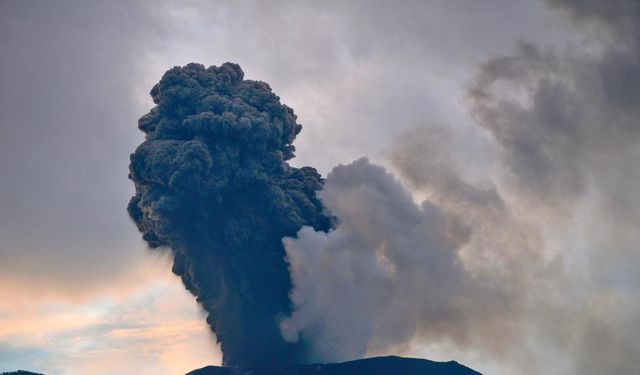 Endonezya'da yanardağ patladı: Yüzlerce kişi tahliye edildi