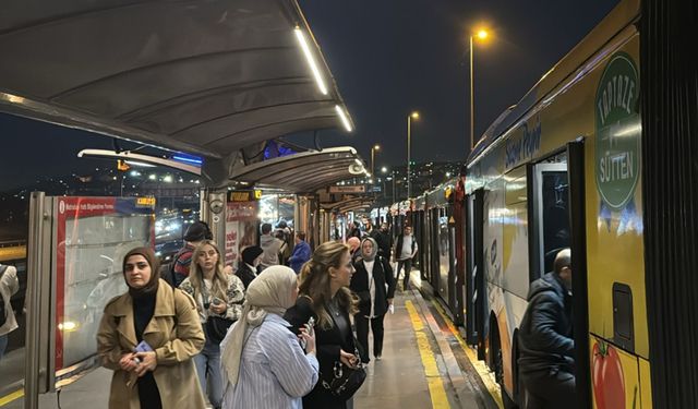 Halıcıoğlu durağında metrobüs arızası! Yolcular tahliye edildi