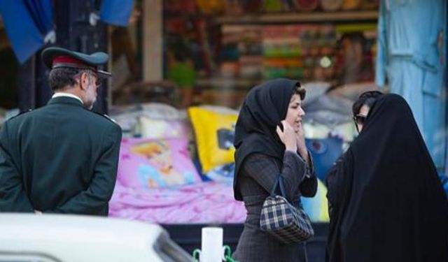 İran’da başörtüsü denetimleri yeniden başladı: Polis bir kadını darp etti