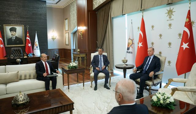 Cumhurbaşkanı Erdoğan, CHP Genel Başkanı Özel ile görüştü: İşte ilk fotoğraflar