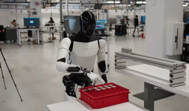 Tesla paylaştı: İnsansı robot fabrikada çalışıyor