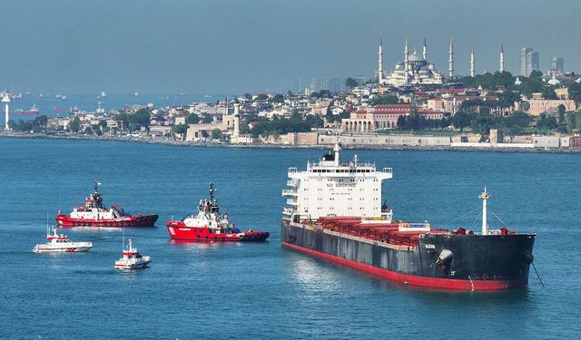 İstanbul Boğazı'nda karaya oturan ALEXİS isimli gemi kurtarıldı