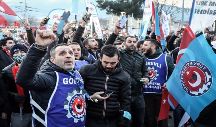 Türk Metal Sendikası üyesi işçiler eylemde