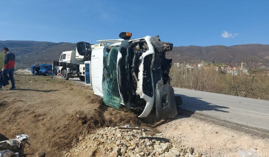 Amasya'da minibüsle otomobilin çarpıştığı kazada 4 kişi yaralandı
