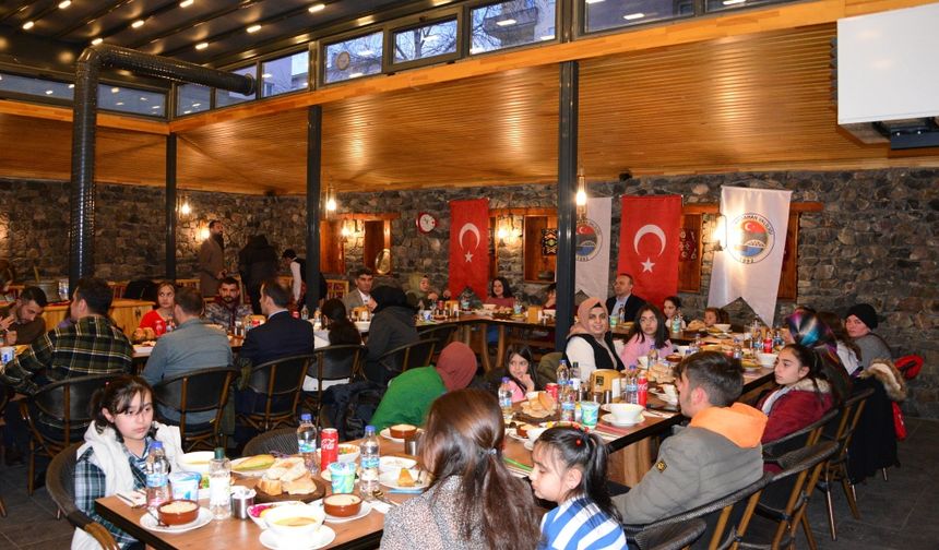 Ardahan'da "Dünya Yetimler Günü" dolayısıyla iftar verildi