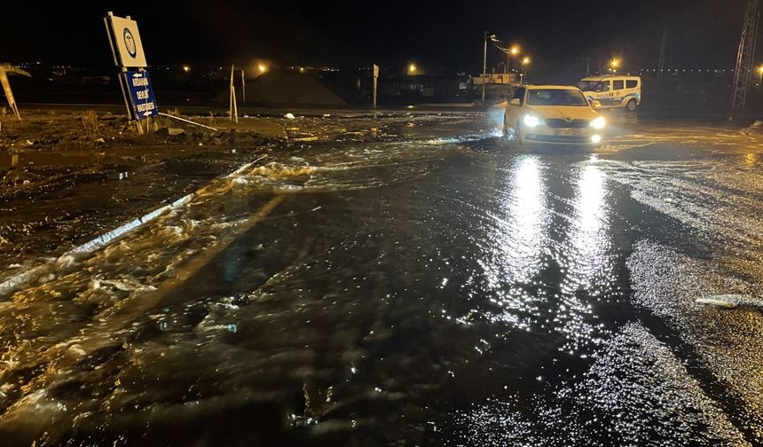 Ardahan'da kar sularının erimesi ve sağanak sonrası bazı yolları su bastı