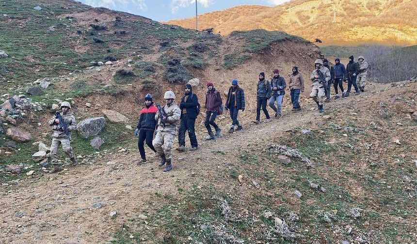 Bitlis'te 99 düzensiz göçmen ile 6 organizatör yakalandı