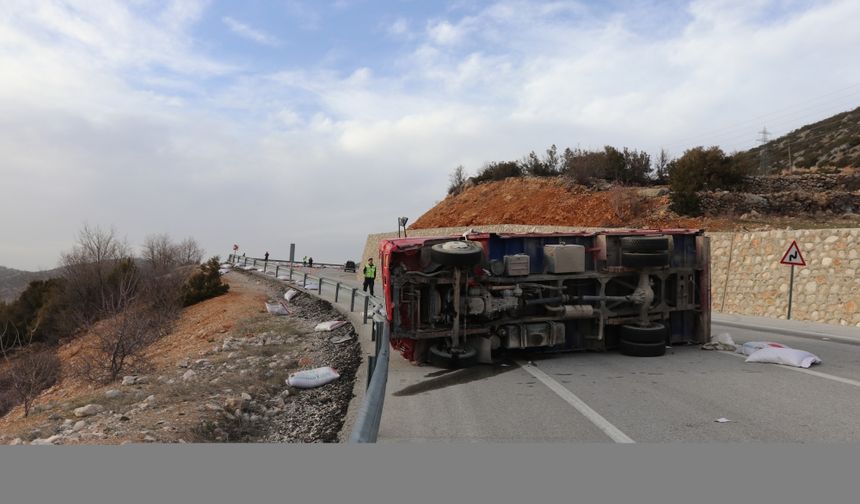 Karaman'da devrilen yem yüklü kamyondaki 3 kişi yaralandı