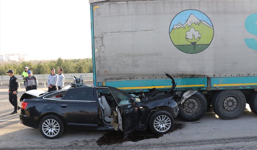 KÜTAHYA - Tırla çarpışan makam aracının sürücüsü hayatını kaybetti