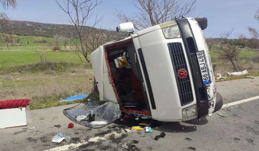 Uşak'ta tarım işçisi ailelerini taşıyan minibüsün devrilmesi sonucu 7 kişi yaralandı