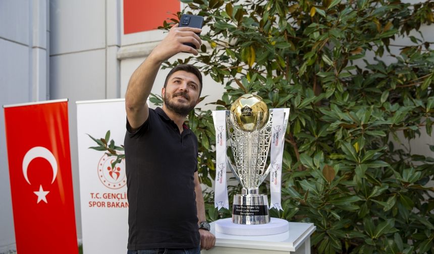 Spor Toto Süper Lig'in şampiyonluk kupası sergilendi