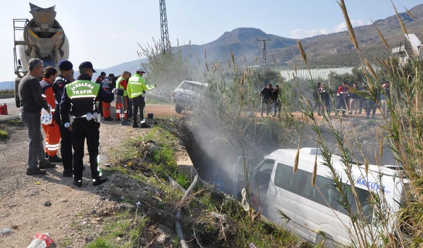 Mersin'de feci kaza: 1 ölü, 13 yaralı