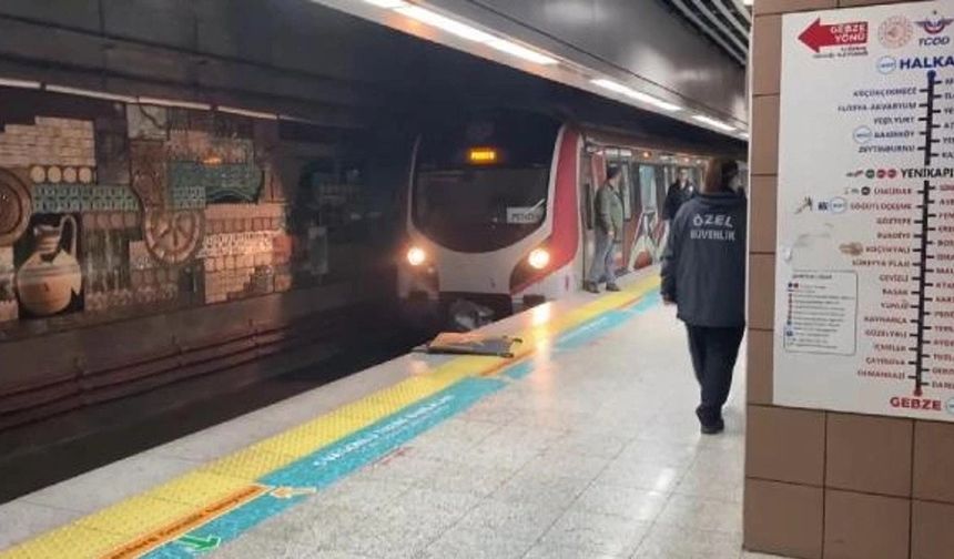 Marmaray'da intihar girişimi: Bir yolcu raylara atladı