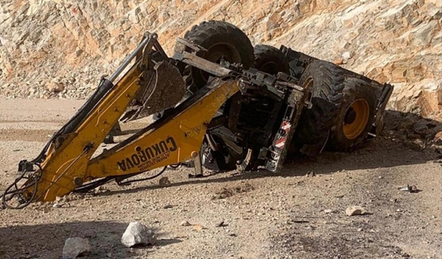 Mersin'de iş makinesi uçuruma devrildi! Operatör hayatını kaybetti