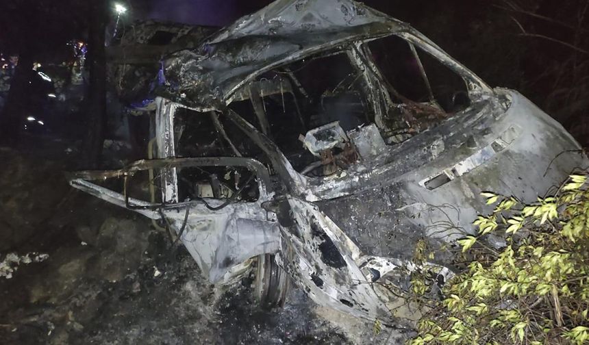 Adana'da bir minibüs uçuruma devrilip yandı: 3 ölü, 18 yaralı