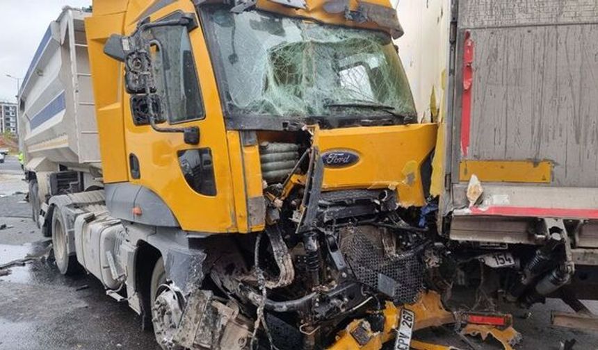 Kayseri'de zincirleme trafik kazası: Tır 5 araca çarptı