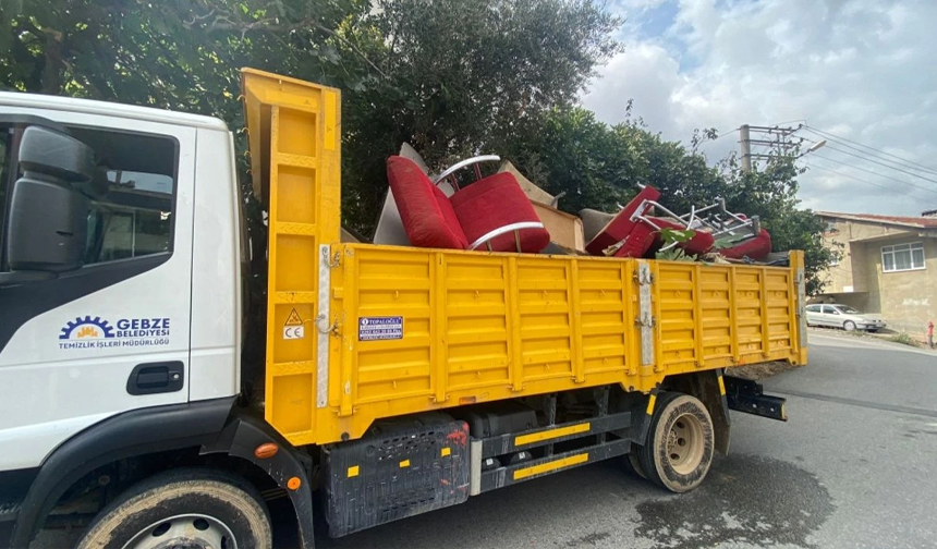 Gebze'de inanılmaz görüntü: Evden 10 kamyon çöp çıktı
