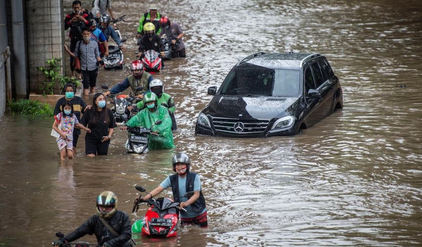 Endonezya'da sel ve toprak kayması yaşandı: 15 ölü