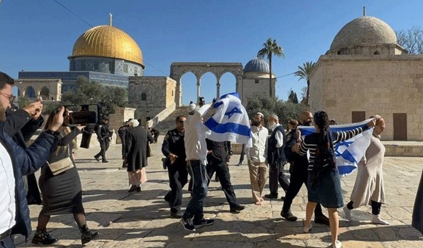 Fanatik Yahudilerden Mescid-i Aksa'da provokasyon! İsrail bayrağı açtılar