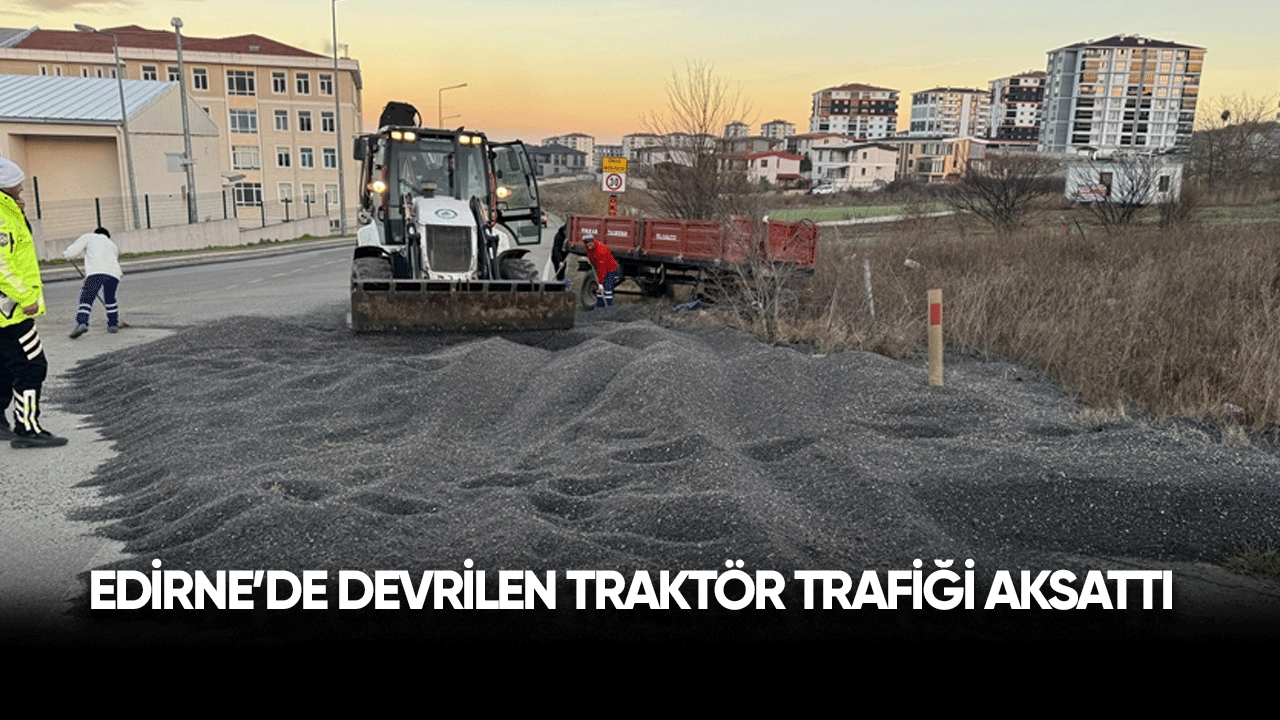 Edirne'de devrilen traktör trafiği aksattı