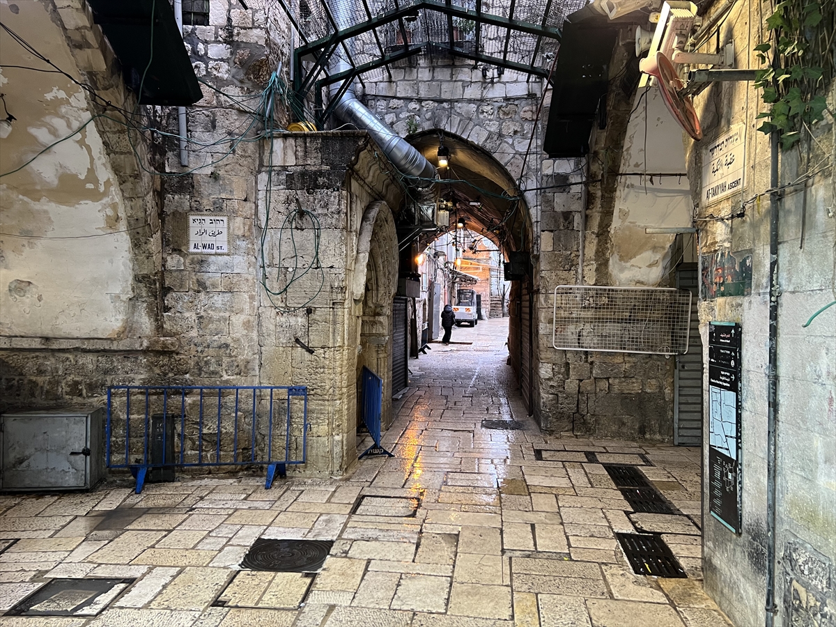 İsrail'in kısıtlamaları sebebiyle işgal altındaki Doğu Kudüs'te bulunan Eski Şehir sokakları ve Mescid-i Aksa'nın avlusu cuma namazı öncesi boş kaldı.